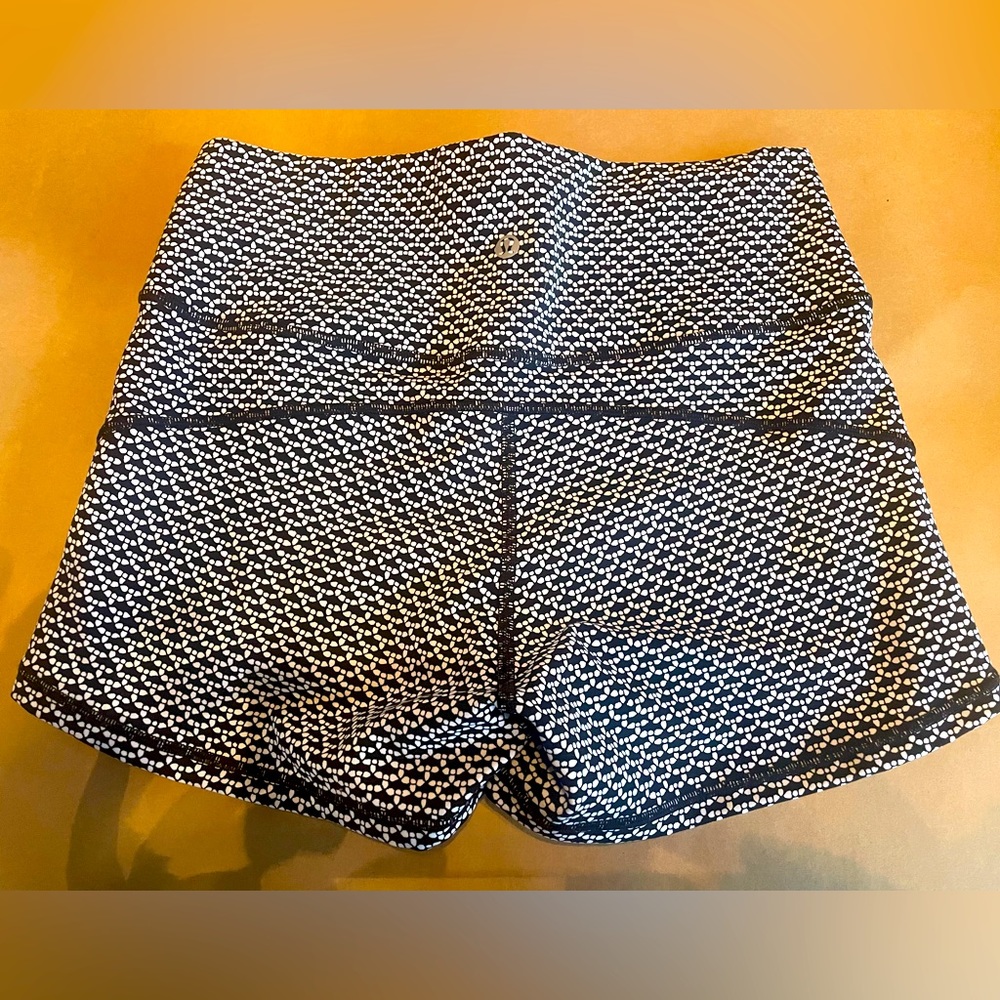 Brand new LULULEMON boogie booty shorts 8